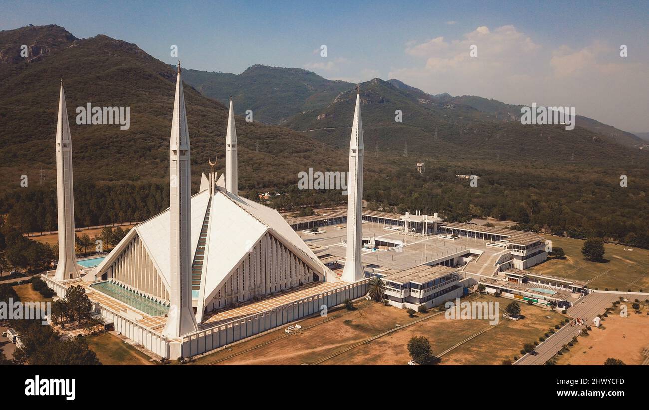 Vista della Moschea principale di Faisal, ai piedi delle colline di Margalla nella capitale di Islamabad, Pakistan Foto Stock