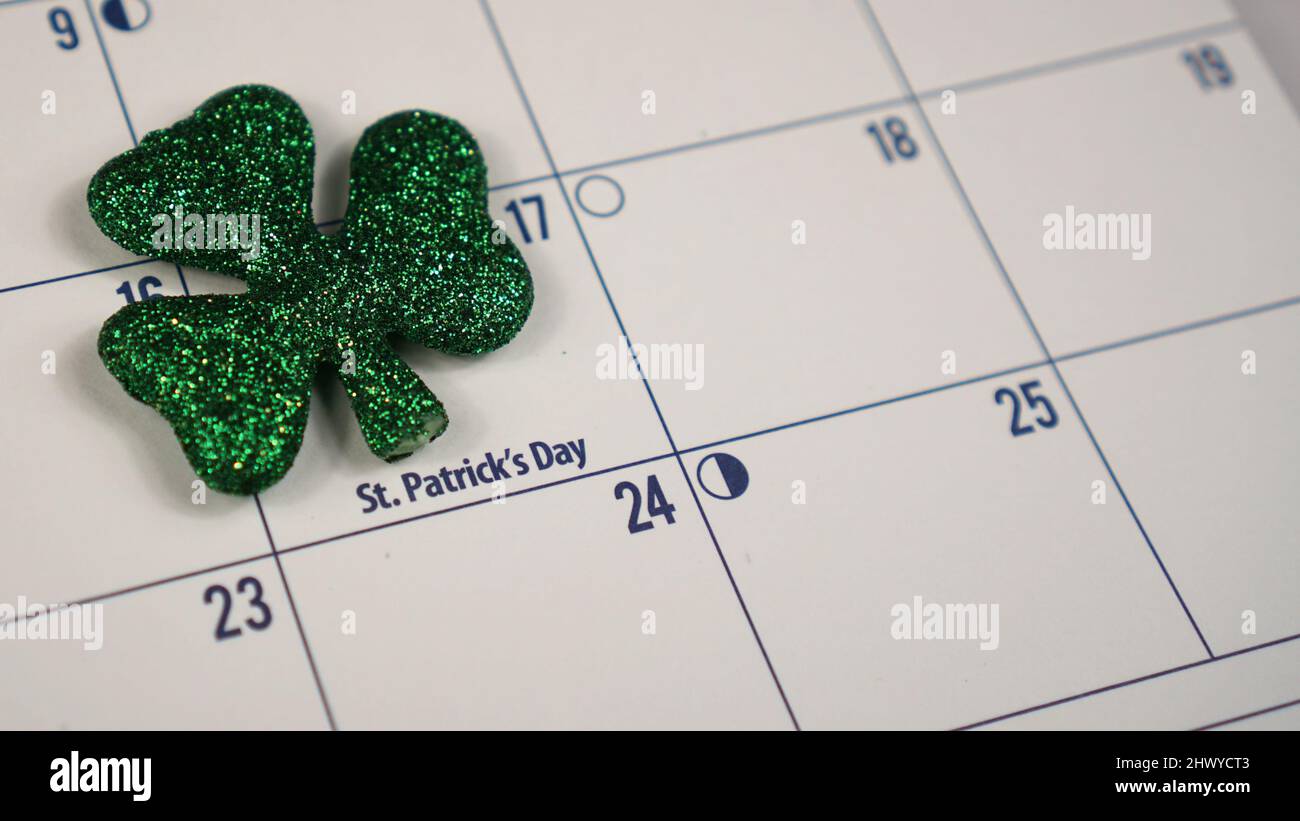 Glittery shamrock su un calendario segna il giorno di San Patrizio il 17 marzo. Foto Stock