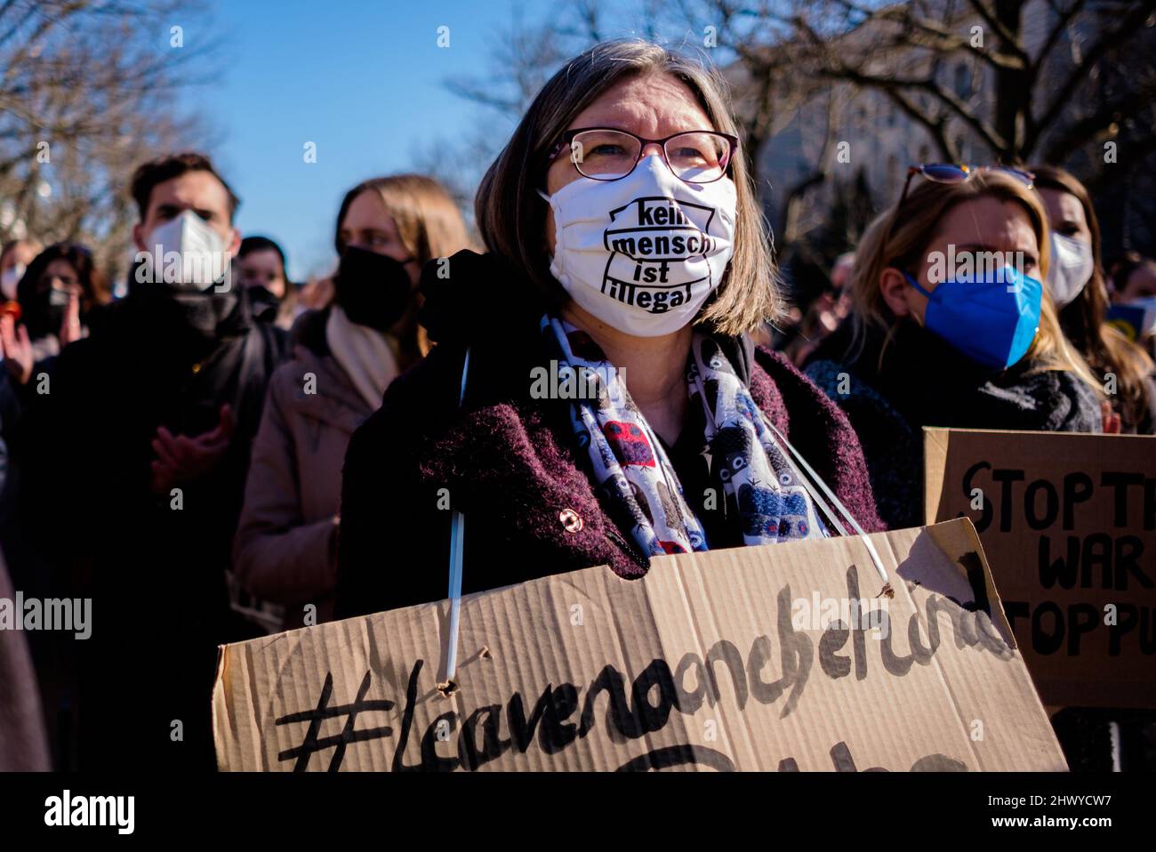 Germania, Berlino, 08 marzo 2022: I manifestanti indossano una maschera facciale con la scritta "nessun essere umano è illegale” di fronte all'Ambasciata russa nel centro di Berlino in solidarietà con le donne e le loro famiglie in Ucraina e Russia in occasione della Giornata internazionale della donna del 2022 sotto lo slogan "Donne e madri di tutti i paesi - unitevi!” E 'No War divide noi'. Gli organizzatori sottolineano la situazione particolare delle donne e dei bambini in conflitto, con particolare attenzione alla guerra in corso in Ucraina e al movimento di protesta della società civile emergente in Russia. (Foto di Jan Scheunert/Sipa USA) Foto Stock Germania, Berlino, 08 marzo 2022: I manifestanti indossano una maschera facciale con la scritta "nessun essere umano è illegale” di fronte all'Ambasciata russa nel centro di Berlino in solidarietà con le donne e le loro famiglie in Ucraina e Russia in occasione della Giornata internazionale della donna del 2022 sotto lo slogan "Donne e madri di tutti i paesi - unitevi!” E 'No War divide noi'. Gli organizzatori sottolineano la situazione particolare delle donne e dei bambini in conflitto, con particolare attenzione alla guerra in corso in Ucraina e al movimento di protesta della società civile emergente in Russia. (Foto di Jan Scheunert/Sipa USA) Foto Stock