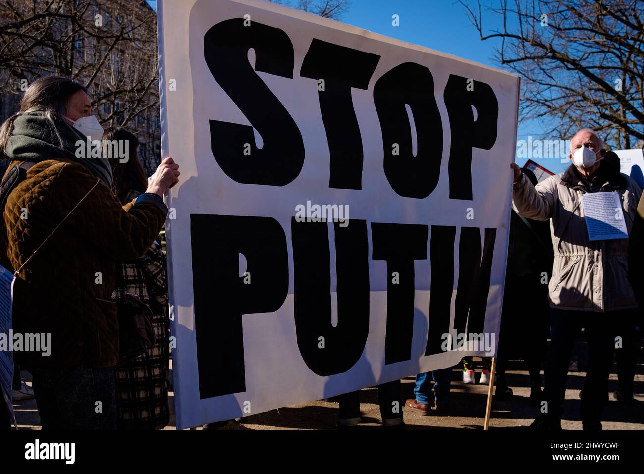 Germania, Berlino, 08 marzo 2022: I manifestanti hanno una grande bandiera che recita "Stop Putin” davanti all'Ambasciata russa nel centro di Berlino in solidarietà con le donne e le loro famiglie in Ucraina e Russia in occasione della Giornata internazionale della donna del 2022 sotto lo slogan "Donne e madri di tutti i paesi - unitevi!” E 'No War divide noi'. Gli organizzatori sottolineano la situazione particolare delle donne e dei bambini in conflitto, con particolare attenzione alla guerra in corso in Ucraina e al movimento di protesta della società civile emergente in Russia. (Foto di Jan Scheunert/Sipa USA) Foto Stock Germania, Berlino, 08 marzo 2022: I manifestanti hanno una grande bandiera che recita "Stop Putin” davanti all'Ambasciata russa nel centro di Berlino in solidarietà con le donne e le loro famiglie in Ucraina e Russia in occasione della Giornata internazionale della donna del 2022 sotto lo slogan "Donne e madri di tutti i paesi - unitevi!” E 'No War divide noi'. Gli organizzatori sottolineano la situazione particolare delle donne e dei bambini in conflitto, con particolare attenzione alla guerra in corso in Ucraina e al movimento di protesta della società civile emergente in Russia. (Foto di Jan Scheunert/Sipa USA) Foto Stock