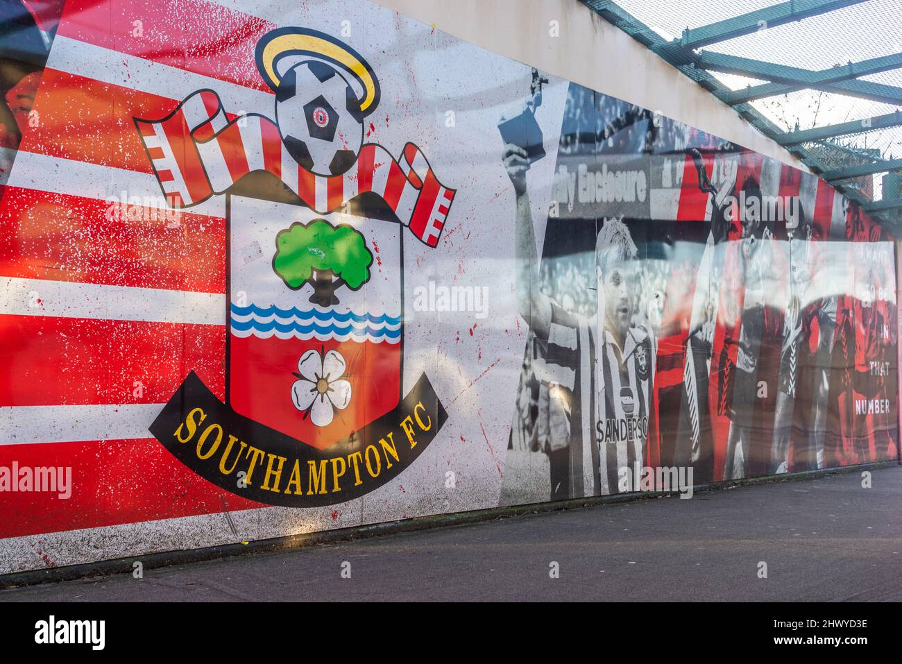 Southampton Football Club (Saints FC) opere d'arte colorate su una passerella che conduce allo stadio di calcio di Saint Mary a Northam, Southampton, Inghilterra, Regno Unito Foto Stock