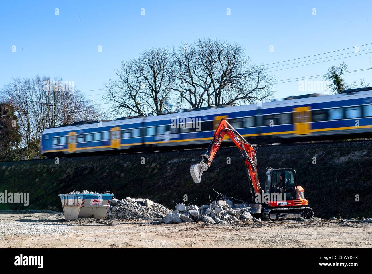 Oldenburg, Germania. 08th Mar 2022. Un treno passa per il cantiere della linea tra Oldenburg e Wilhelmshaven. I critici di una linea ferroviaria per i treni merci attraverso Oldenburg non sono riusciti a presentare una denuncia costituzionale a Karlsruhe. La linea tra Oldenburg e Wilhelmshaven è in fase di aggiornamento per migliorare i collegamenti con il porto di JadeWeserPort. La città di Oldenburg avrebbe preferito una circonvallazione per evitare barriere acustiche lunghe chilometri. Credit: Sina Schuldt/dpa/Alamy Live News Foto Stock