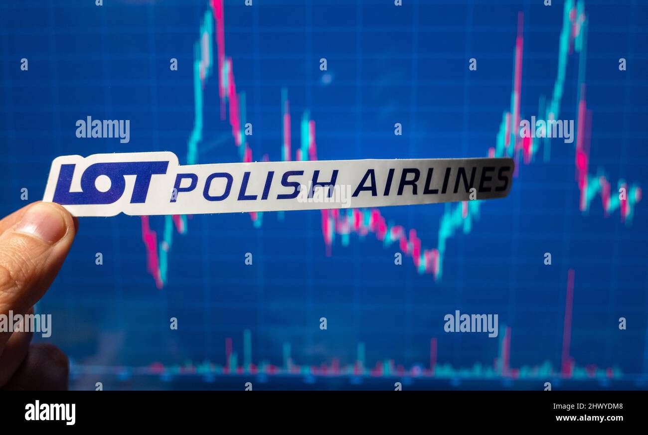 10 novembre 2021, Varsavia, Polonia. L'emblema di LOT Polish Airlines sullo sfondo di un grafico dei prezzi azionari. Foto Stock