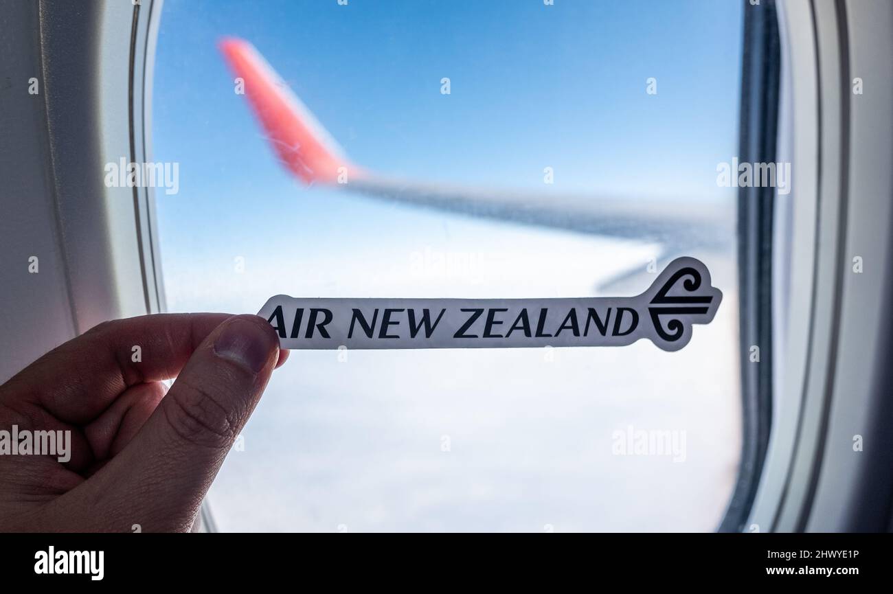 6 dicembre 2021, Auckland, Nuova Zelanda. L'emblema della compagnia aerea Air New Zealand sullo sfondo della vetrina dell'aeromobile. Foto Stock