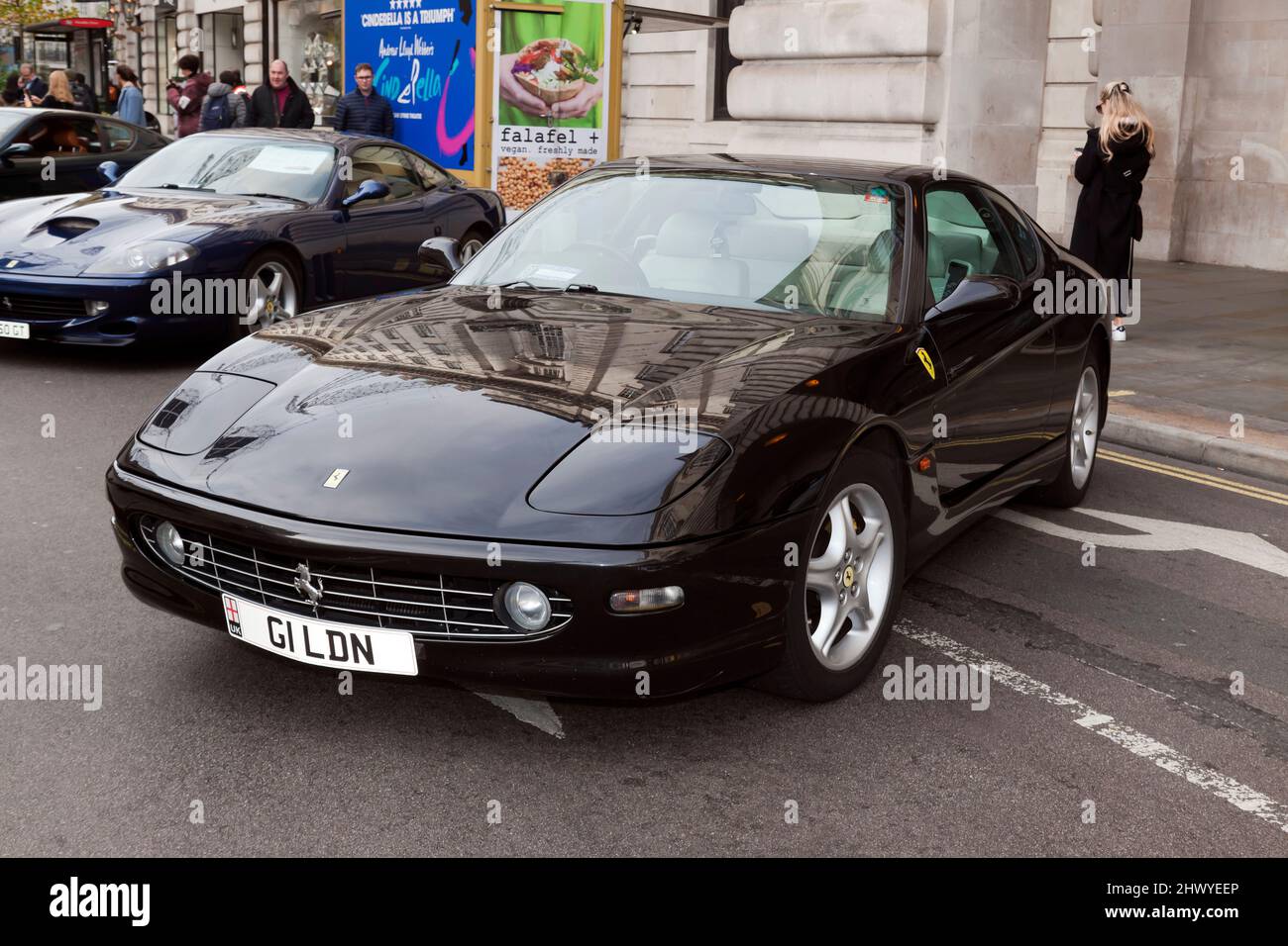Vista frontale di tre quarti di una Black, 1999, Ferrari 456 , in mostra al Regents Street Motor Show 2021 Foto Stock