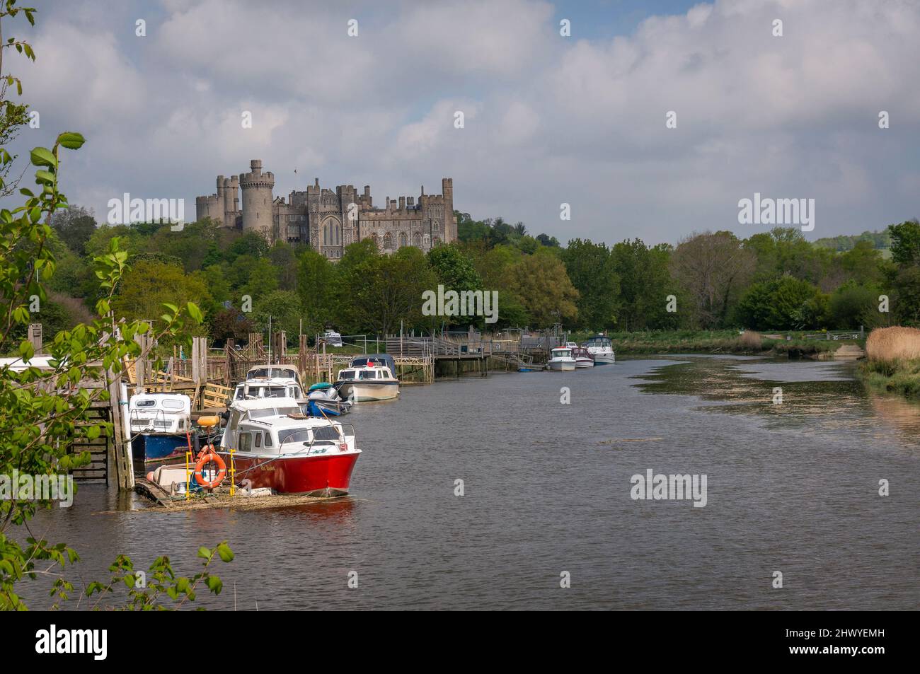 Barche sul fiume Arun con Arundel Castello sullo sfondo, West Sussex, Regno Unito Foto Stock