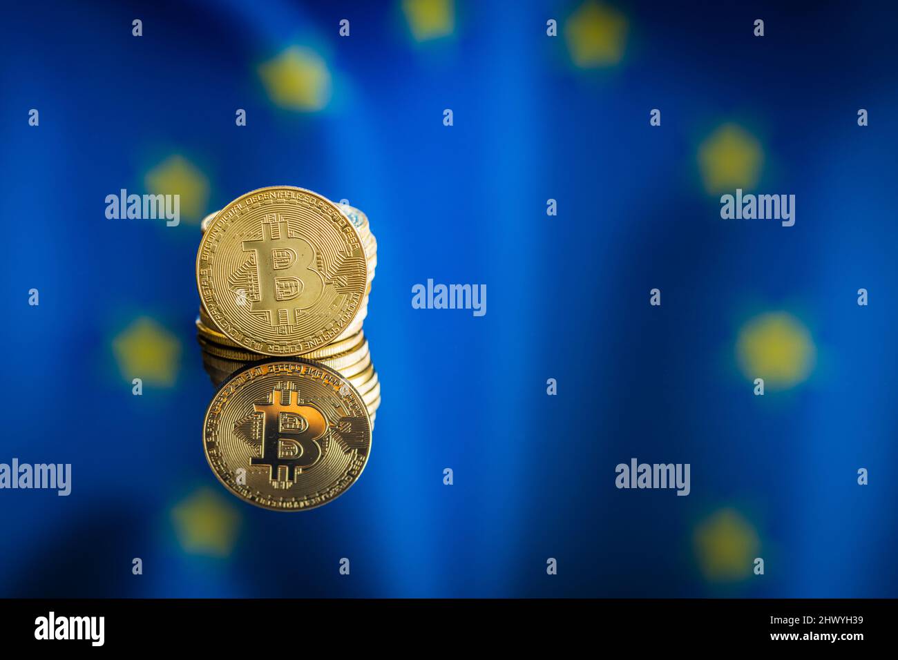 Bitcoin di fronte alla bandiera dell'Unione europea. Criptovaluta digitale. Sfondo della bandiera UE. Foto Stock