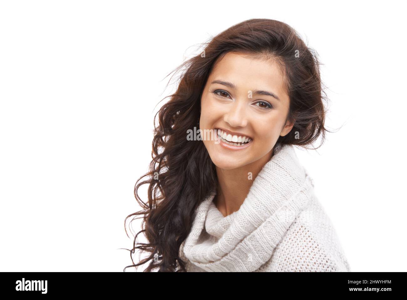 L'inverno è la mia stagione preferita. Ritratto di una bella brunetta in abbigliamento invernale sorridente alla macchina fotografica con copyspace. Foto Stock