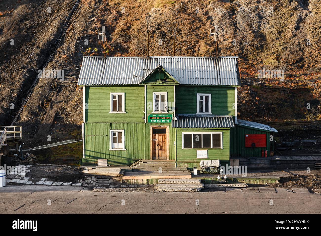 L'ufficio portuale di Arktikugol nella città mineraria russa di Barentsburg, Svalbard. Foto Stock