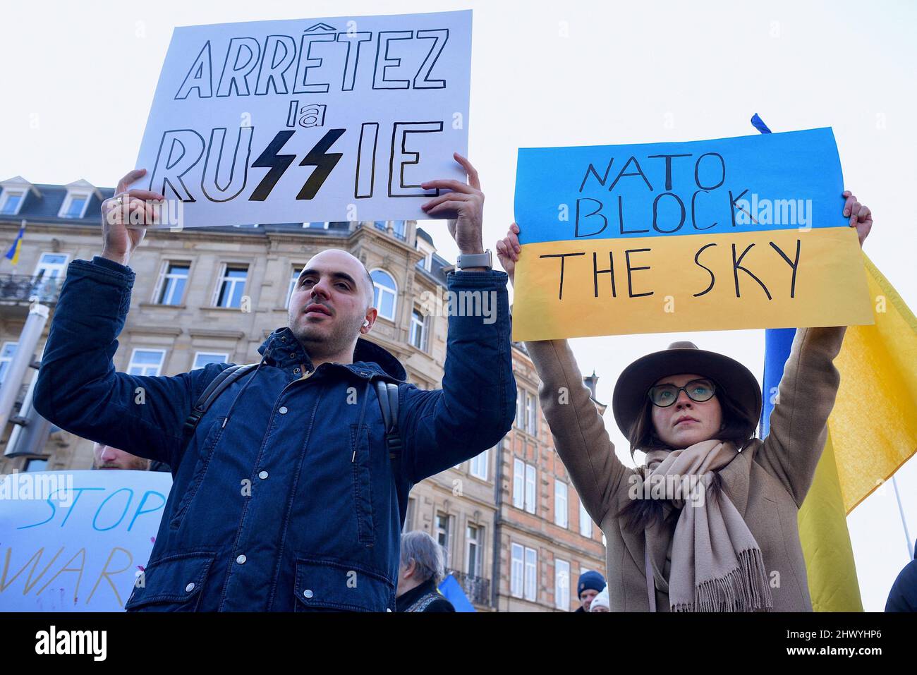 Nuova manifestazione davanti al consolato russo a Strasburgo, a sostegno della popolazione ucraina. I manifestanti, così come i russi e gli ucraini, chiedono la fine della guerra in Ucraina e il ritiro dell'esercito russo. Accusano Vladimir Putin di essere criminale e chiedono una pace immediata. 6 marzo 2022, a Strasburgo, Francia nord-orientale. Foto di Nicolas Roses/ABACAPRESS.COM Foto Stock