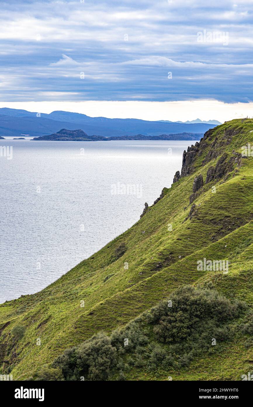 Vista verso la terraferma scozzese da Lealt Falls sulla costa NE dell'isola di Skye, Highland, Scozia Regno Unito. L'isola di Rona è in primo piano. Foto Stock
