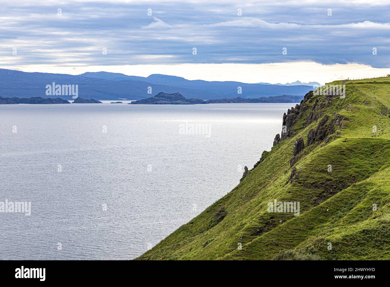 Vista verso la terraferma scozzese da Lealt Falls sulla costa NE dell'isola di Skye, Highland, Scozia Regno Unito. L'isola di Rona è in primo piano. Foto Stock