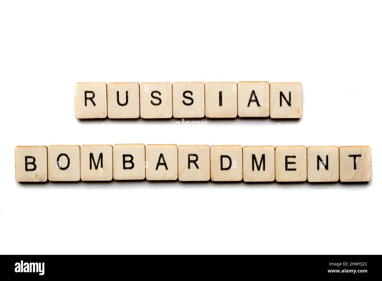 Concetto sulla guerra in Ucraina che mostra un segno di lettura bombardamento russo Foto Stock