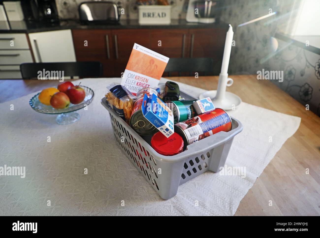 "Se la guerra viene" informazioni e una scatola di cibo e altre necessità in una casa che potrebbe essere necessario in una crisi o in una guerra. "If the war comes" (svedese: OM kriget kommer) è un opuscolo originariamente preparato dal comandante supremo dell'ufficio delle forze armate svedesi. Foto Stock