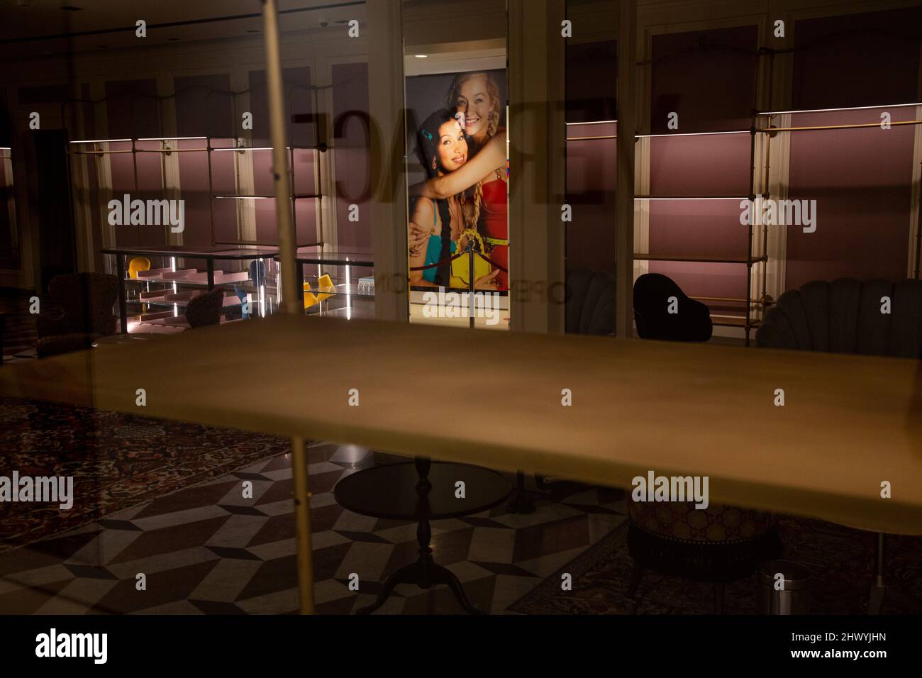 Mosca, Russia. 8th marzo 2022 una boutique chiusa presso il grande magazzino TsUM nel centro di Mosca. Negozi delle catene di lusso Gucci, Prada, Louis Vuitton, Dior, David Yurman, Patek Philippe, Fendi e Chanel a TsUM sono stati arrestati dal 6 marzo 2022 Foto Stock