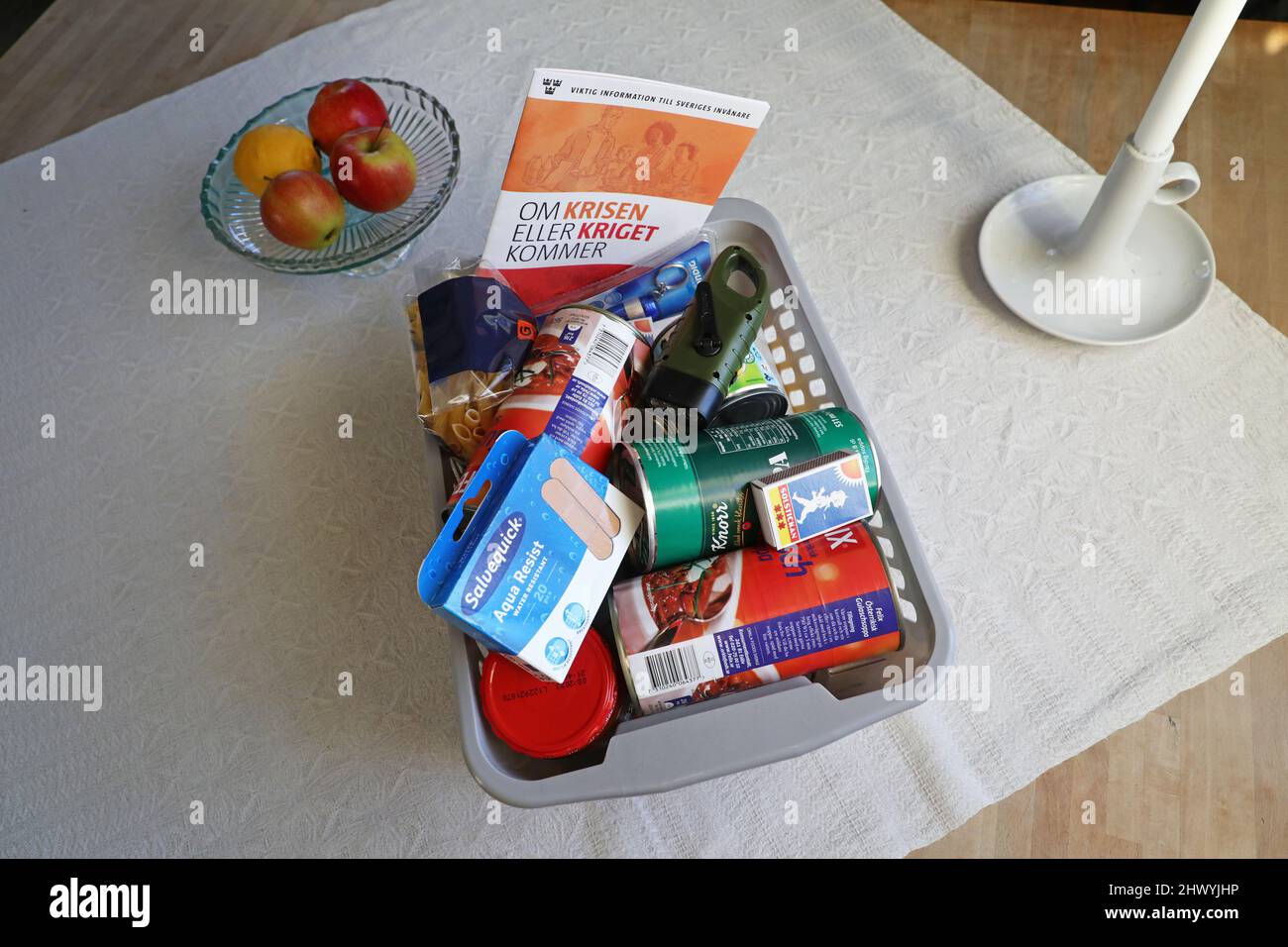 "Se la guerra viene" informazioni e una scatola di cibo e altre necessità in una casa che potrebbe essere necessario in una crisi o in una guerra. "If the war comes" (svedese: OM kriget kommer) è un opuscolo originariamente preparato dal comandante supremo dell'ufficio delle forze armate svedesi. Foto Stock