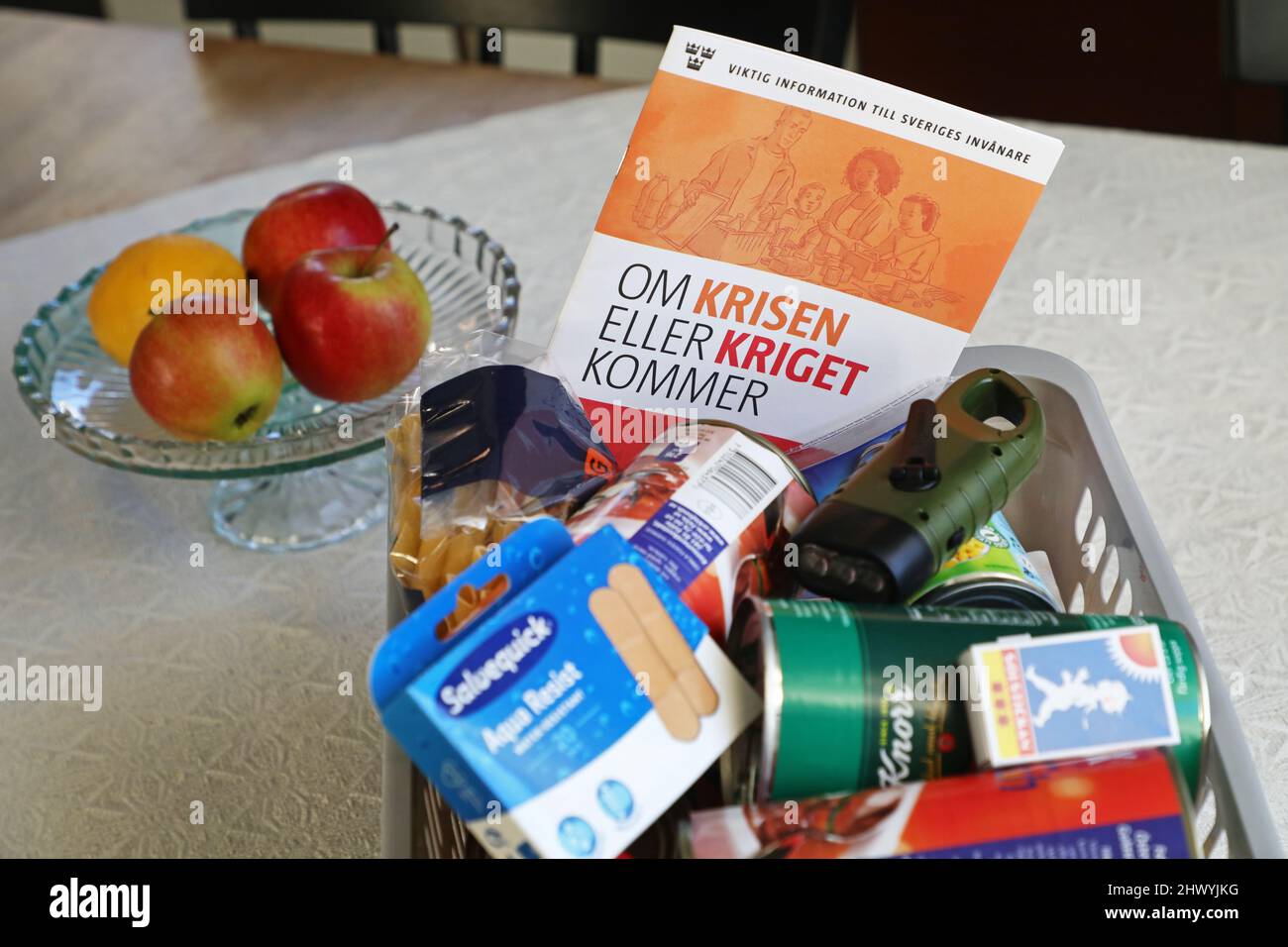"Se la guerra viene" informazioni e una scatola di cibo e altre necessità in una casa che potrebbe essere necessario in una crisi o in una guerra. "If the war comes" (svedese: OM kriget kommer) è un opuscolo originariamente preparato dal comandante supremo dell'ufficio delle forze armate svedesi. Foto Stock