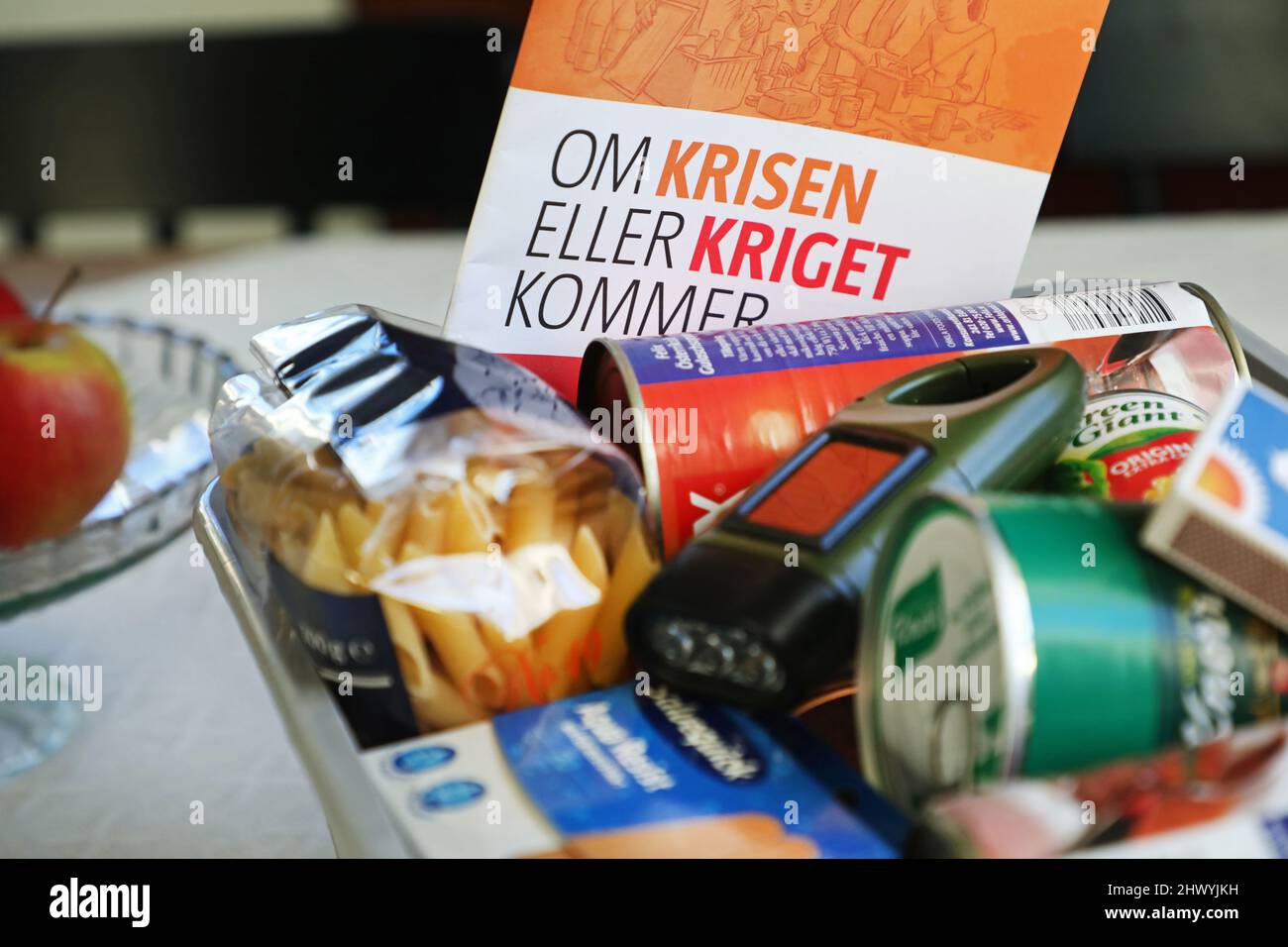 "Se la guerra viene" informazioni e una scatola di cibo e altre necessità in una casa che potrebbe essere necessario in una crisi o in una guerra. "If the war comes" (svedese: OM kriget kommer) è un opuscolo originariamente preparato dal comandante supremo dell'ufficio delle forze armate svedesi. Foto Stock