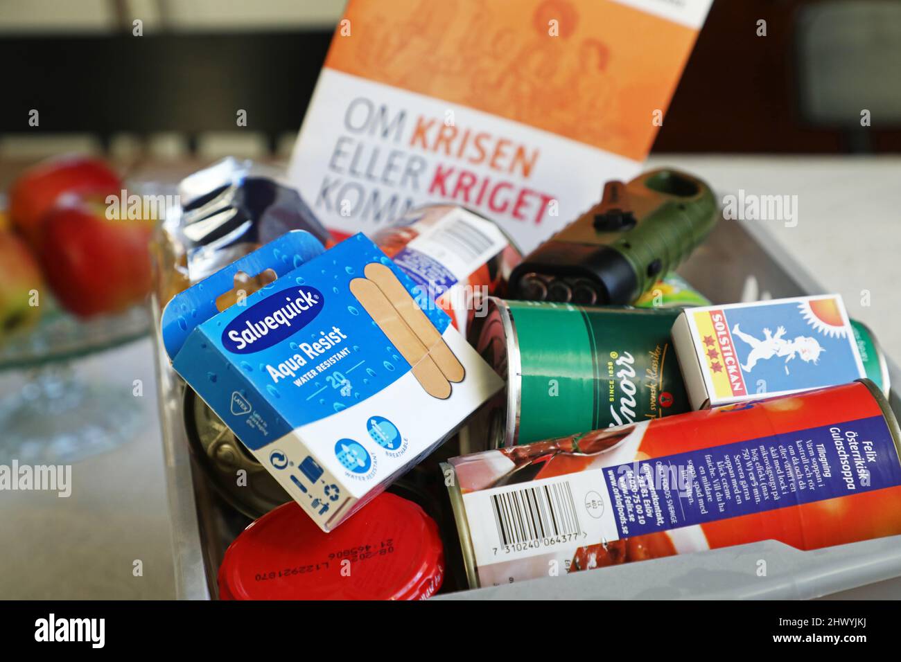 "Se la guerra viene" informazioni e una scatola di cibo e altre necessità in una casa che potrebbe essere necessario in una crisi o in una guerra. "If the war comes" (svedese: OM kriget kommer) è un opuscolo originariamente preparato dal comandante supremo dell'ufficio delle forze armate svedesi. Foto Stock