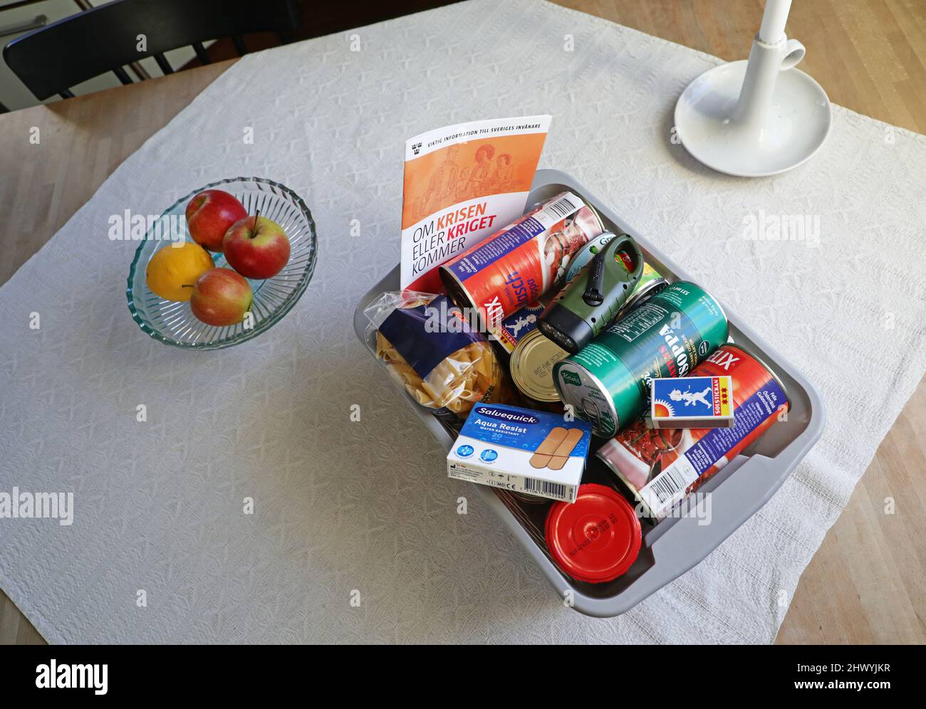 "Se la guerra viene" informazioni e una scatola di cibo e altre necessità in una casa che potrebbe essere necessario in una crisi o in una guerra. "If the war comes" (svedese: OM kriget kommer) è un opuscolo originariamente preparato dal comandante supremo dell'ufficio delle forze armate svedesi. Foto Stock