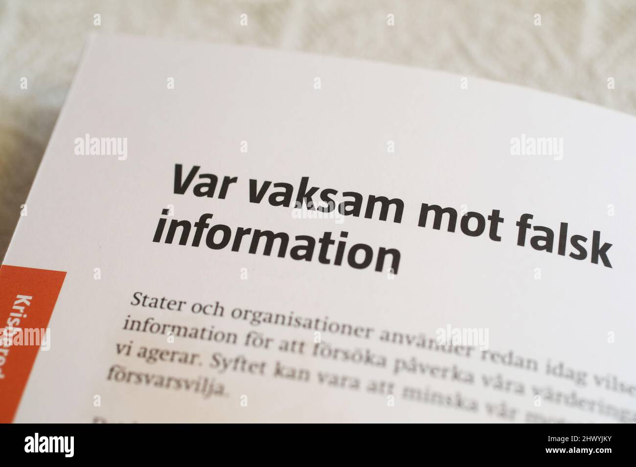 "If the war comes" (svedese: OM kriget kommer) è un opuscolo originariamente preparato dal comandante supremo dell'ufficio delle forze armate svedesi. Nella foto: Testo sulla vigilanza contro informazioni false (in svedese: Var vaksam mot falsk informazioni). Foto Stock