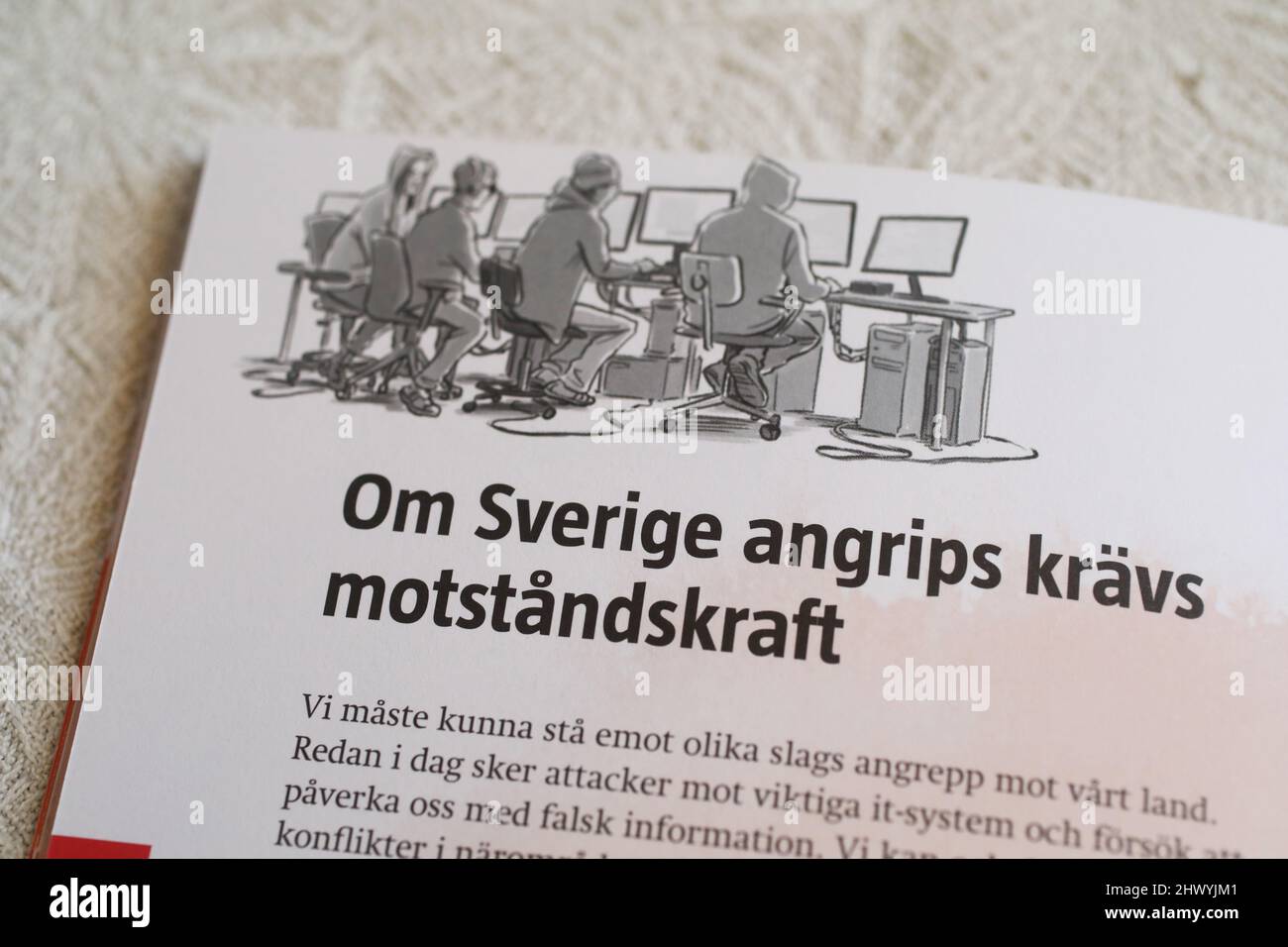 "If the war comes" (svedese: OM kriget kommer) è un opuscolo originariamente preparato dal comandante supremo dell'ufficio delle forze armate svedesi. Nella foto: Testo su se la Svezia viene attaccata, è necessaria la resilienza. Foto Stock