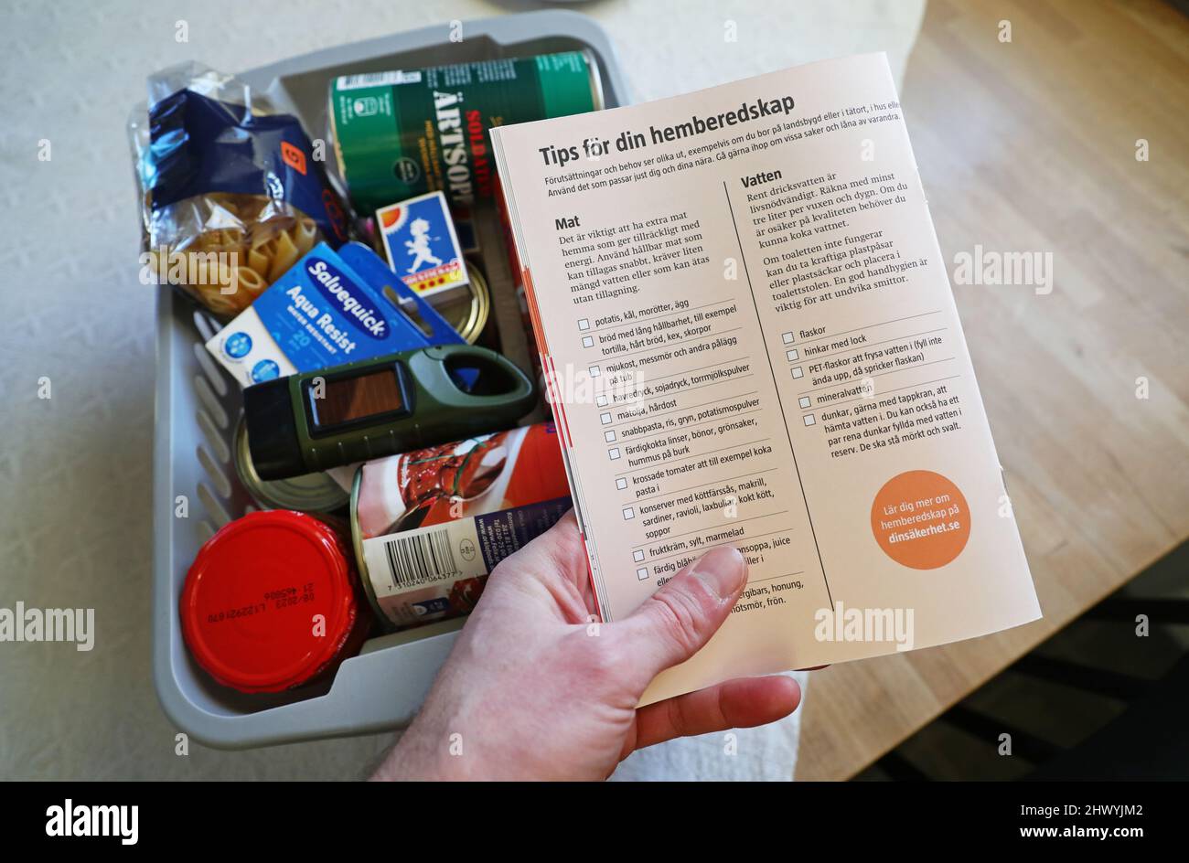 "Se la guerra viene" informazioni e una scatola di cibo e altre necessità in una casa che potrebbe essere necessario in una crisi o in una guerra. Informazioni sui suggerimenti per la vostra attrezzatura domestica. "If the war comes" (svedese: OM kriget kommer) è un opuscolo originariamente preparato dal comandante supremo dell'ufficio delle forze armate svedesi. Foto Stock