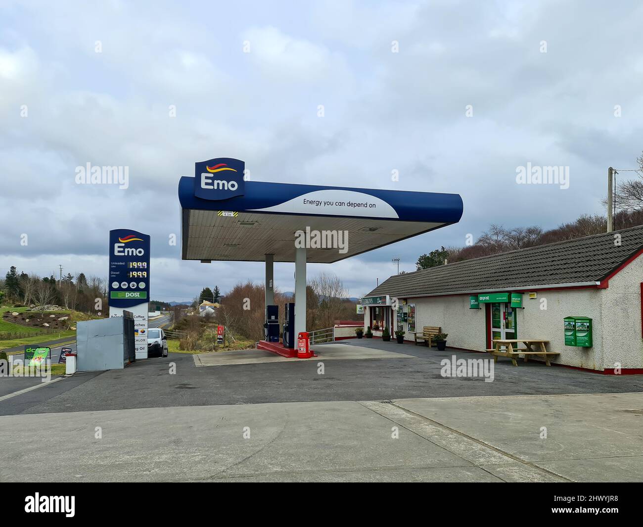 LETTERMACAWARD, CONTEA DI DONEGAL, IRLANDA - MARZO 08 2022 : i prezzi dei carburanti raggiungono lo zwo Euro a causa della guerra in Ucraina. Foto Stock