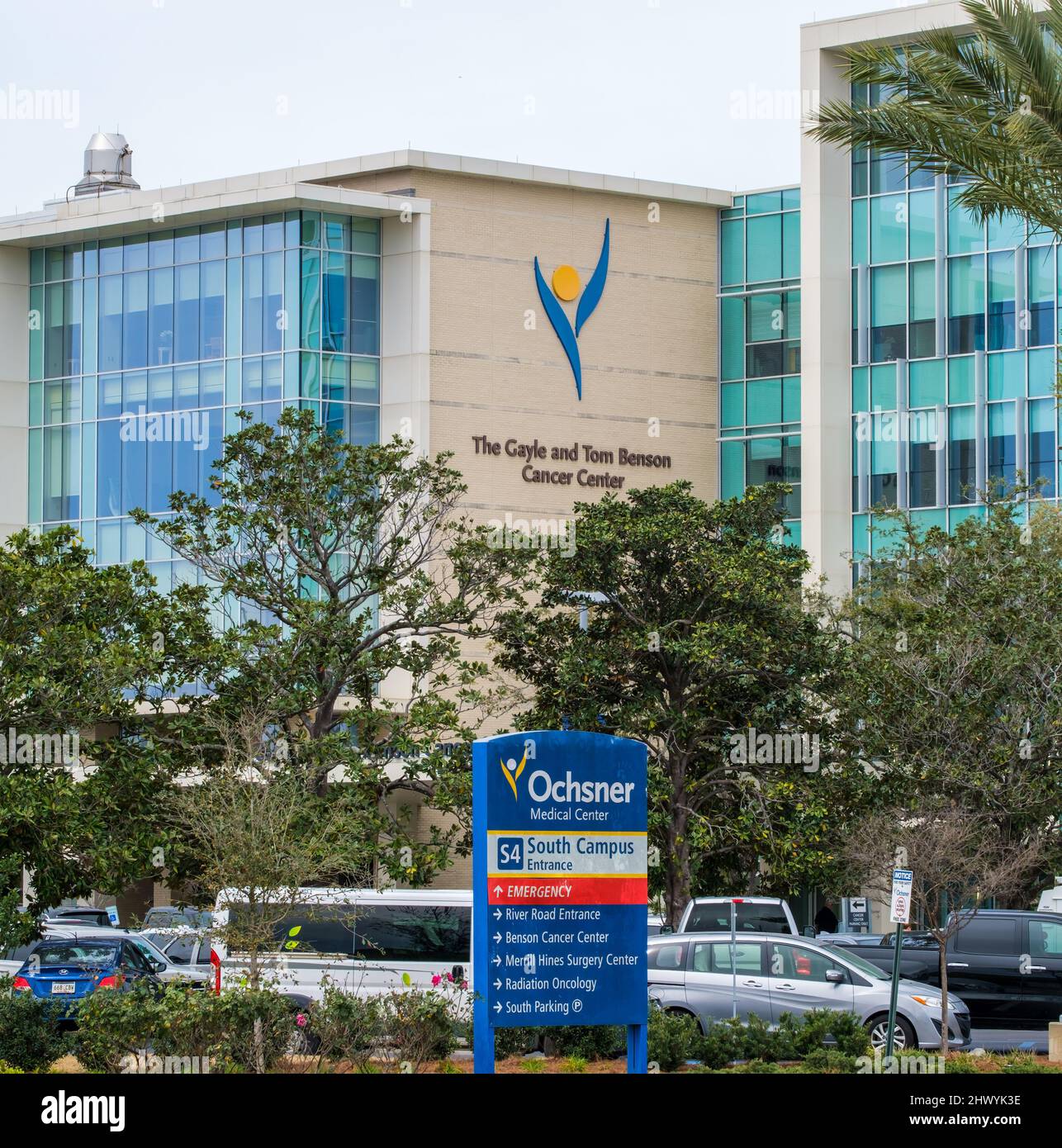 JEFFERSON, LA, USA - 3 MARZO 2022: Il Gayle e il Tom Benson Cancer Center nel campus sud dell'Ochsner Medical Center appena fuori New Orleans Foto Stock