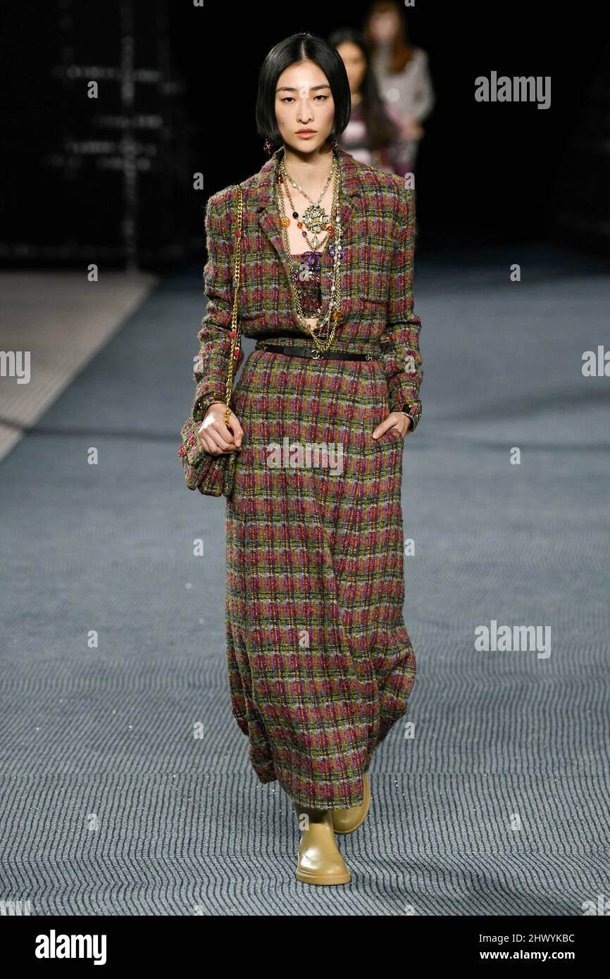 Parigi, Frankreich. 08th Mar 2022. CHANEL Autunno/Inverno 2022-23 Runway durante la Paris Fashion Week - Parigi, Francia. 08/03/2022 Credit: dpa/Alamy Live News Foto Stock