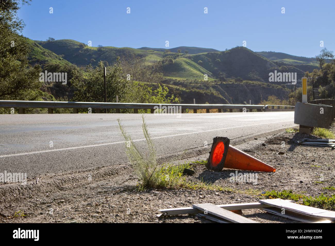 cono di traffico sulla spalla dell'autostrada Foto Stock