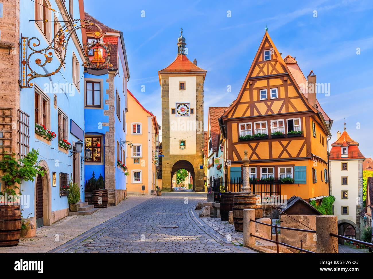 Rothenburg ob der Tauber, Baviera, Germania. Città medievale di Rothenburg in mattinata estiva. Plonlein (Piazza piccola) e le due torri della vecchia ci Foto Stock
