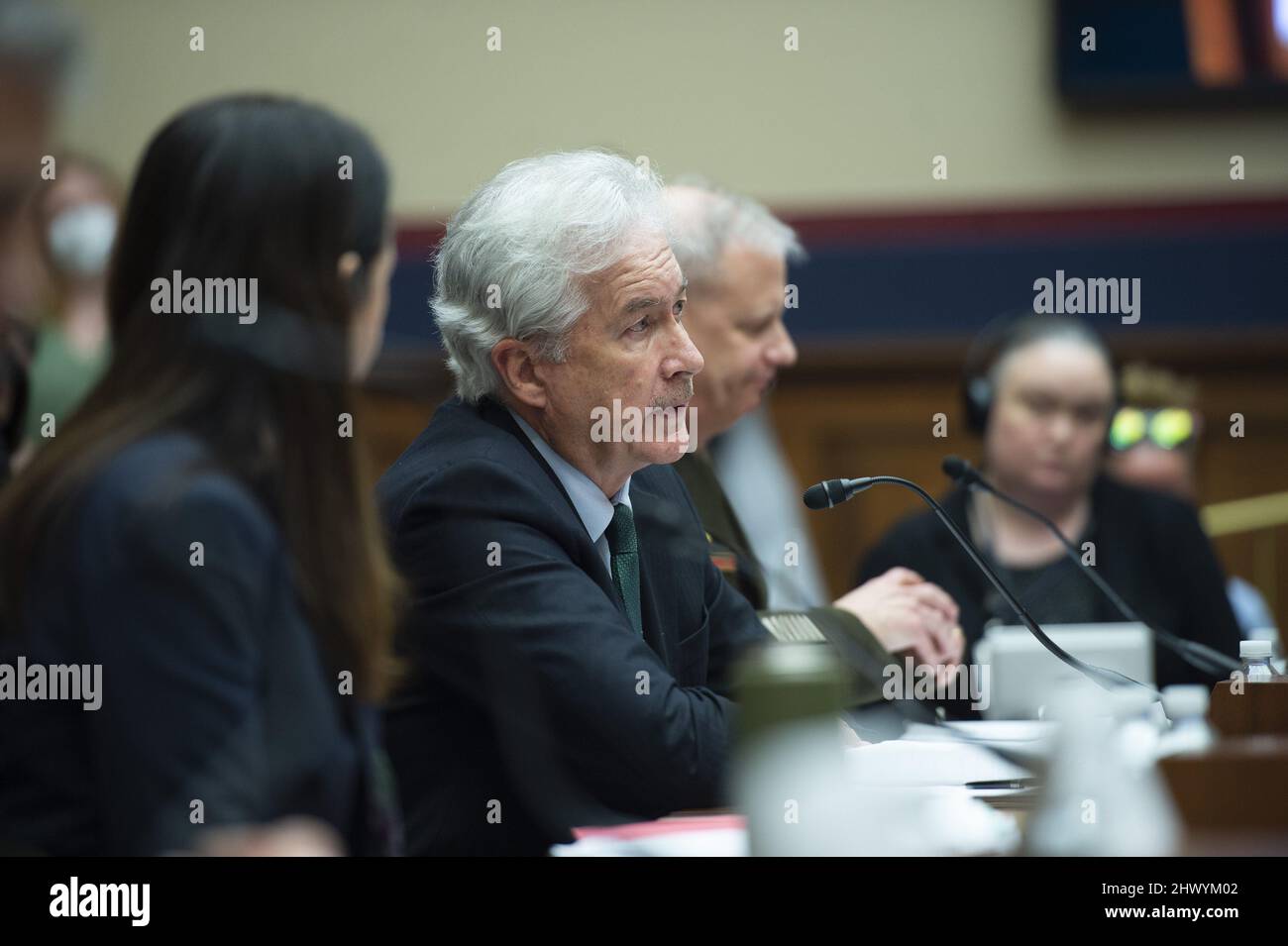 Washington, Stati Uniti. 08th Mar 2022. Il direttore della Central Intelligence Agency William Burns parla.durante un'audizione della House Intelligence Committee sulle 'minacce globali' al Campidoglio degli Stati Uniti a Washington, DC martedì 8 marzo 2022. Foto di Bonnie Cash/UPI Credit: UPI/Alamy Live News Foto Stock