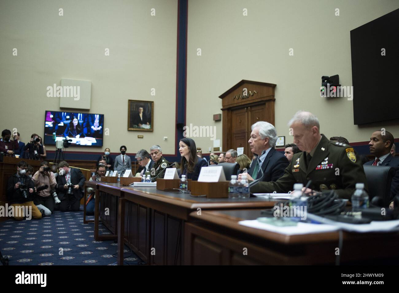 Washington, Stati Uniti. 08th Mar 2022. (L-R) Direttore dell'Ufficio federale delle indagini Christopher Wray, Direttore dell'Agenzia nazionale per la sicurezza Gen. Paul Nakasone, Direttore dell'intelligence nazionale Avril Haines, Direttore dell'Agenzia di intelligenza centrale William Burns e Direttore dell'Agenzia di intelligence della difesa Gen. Scott Berrier partecipa a un'audizione del Comitato di intelligence della Camera sulle 'minacce globali' presso il Campidoglio degli Stati Uniti a Washington, DC martedì 8 marzo 2022. Foto di Bonnie Cash/UPI Credit: UPI/Alamy Live News Foto Stock