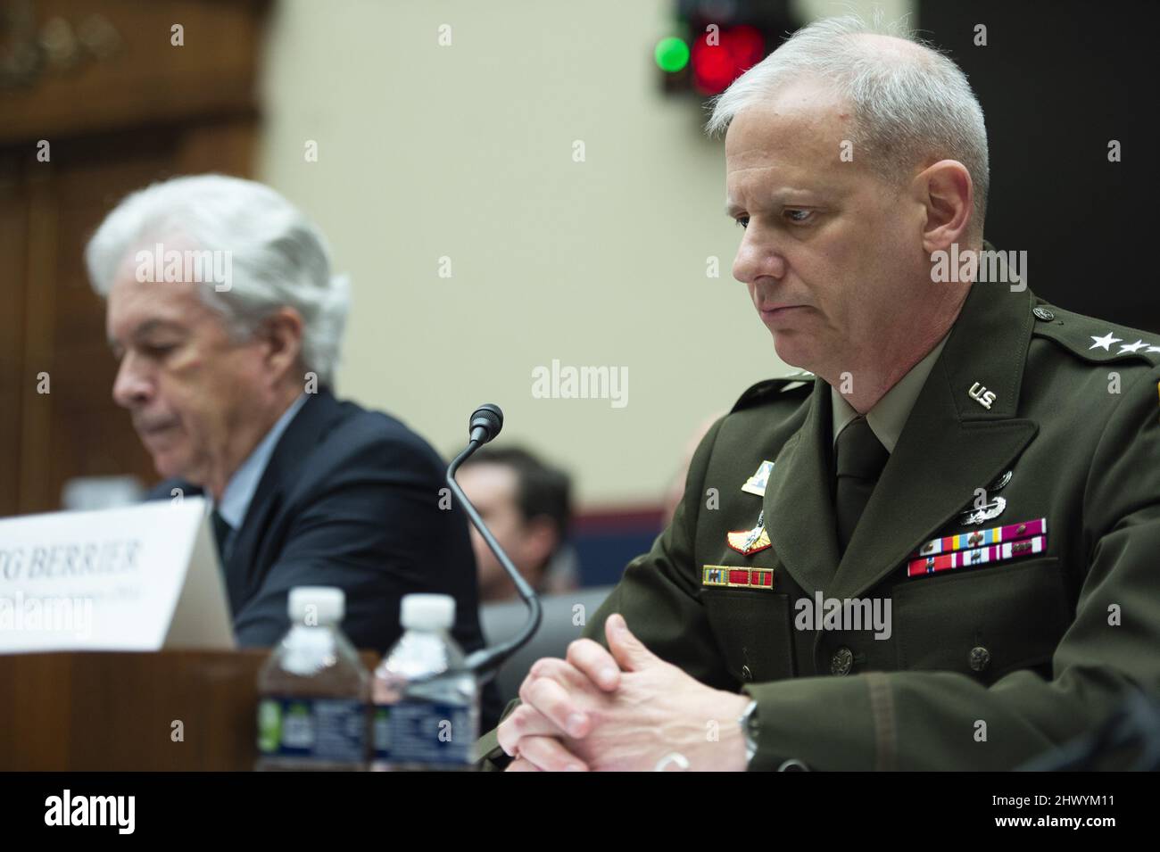 Washington, Stati Uniti. 08th Mar 2022. Il Direttore dell'Agenzia di intelligenza della difesa il Gen. Scott Berrier e il Direttore dell'Agenzia di intelligenza centrale William Burns partecipano ad un'audizione del Comitato di intelligenza della Camera sulle 'minacce universalmente' al Campidoglio degli Stati Uniti a Washington, DC martedì 8 marzo 2022. Foto di Bonnie Cash/UPI. Credit: UPI/Alamy Live News Foto Stock
