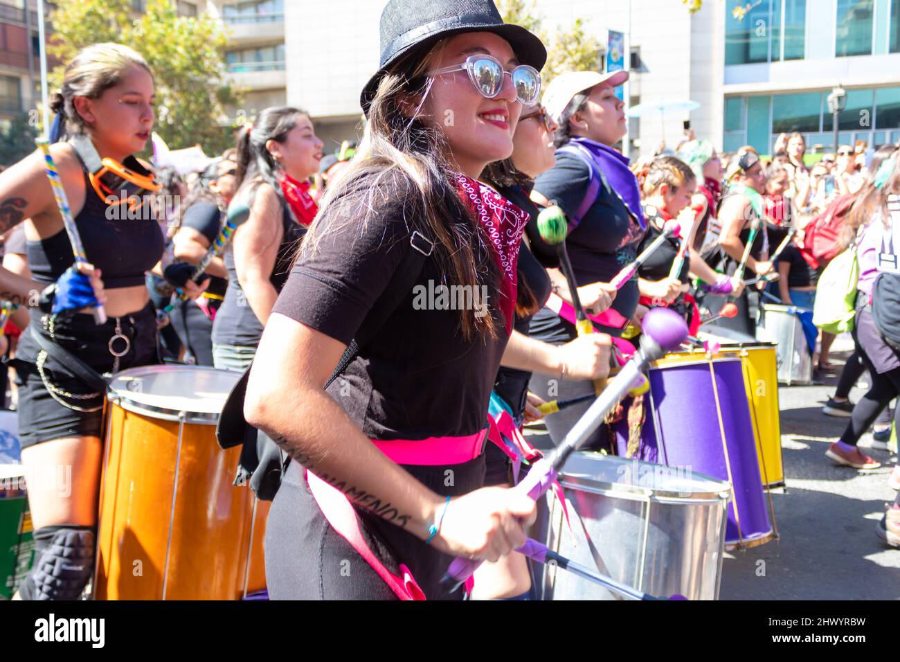 Donne che giocano a batteria di laccio International Women's Day 8M Sciopero - Santiago, Cile - 08 marzo 2020 Foto Stock