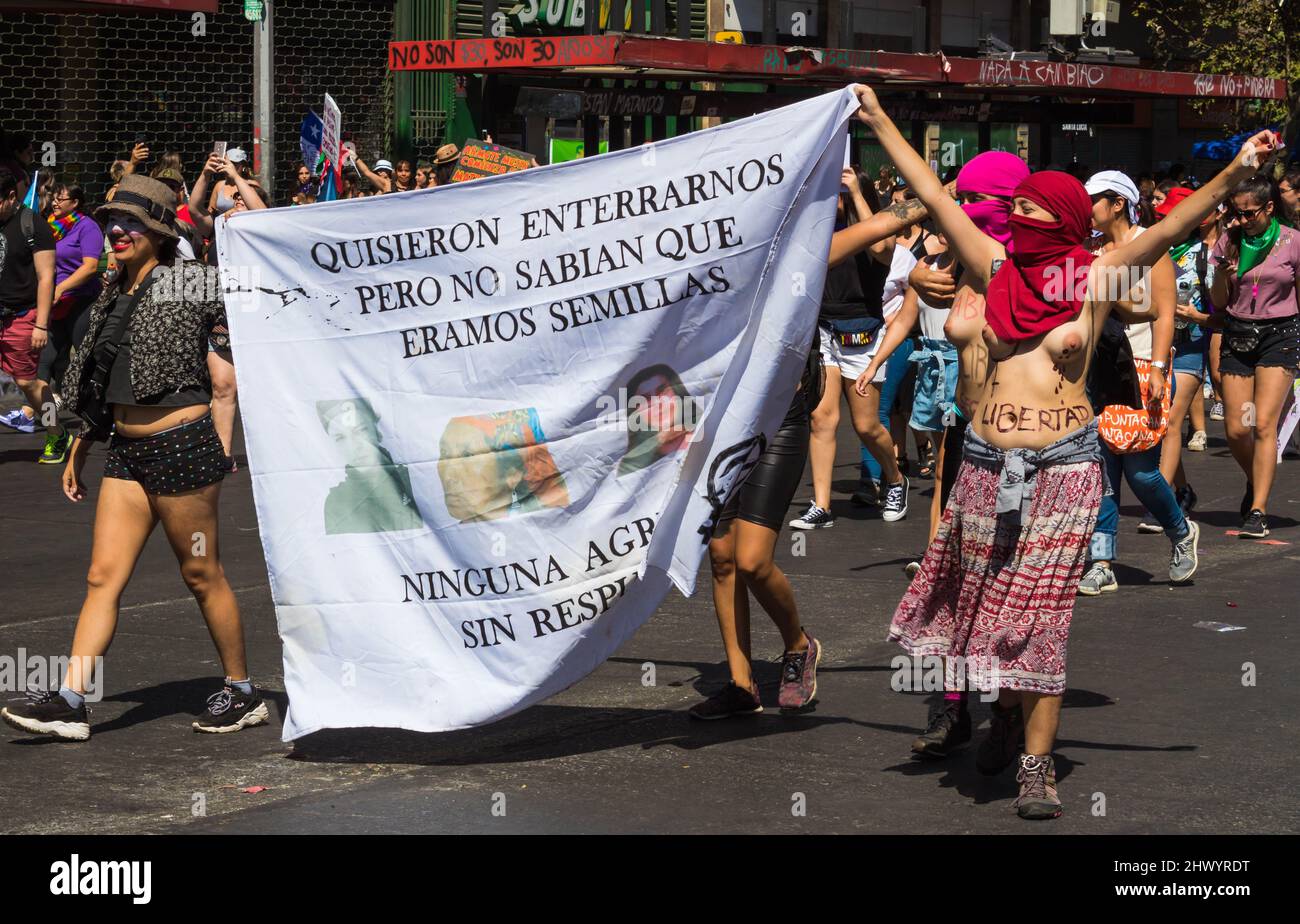 Le donne che tengono una bandiera allo sciopero Internazionale della Giornata delle Donne 8M - Santiago, Cile - 08 marzo 2020 Foto Stock