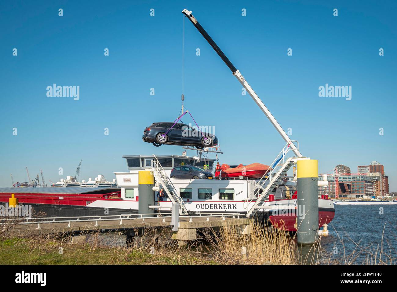 L'auto è stata issata a bordo di una chiatta di lavoro olandese sul corso d'acqua ij di Amsterdam. Foto Stock