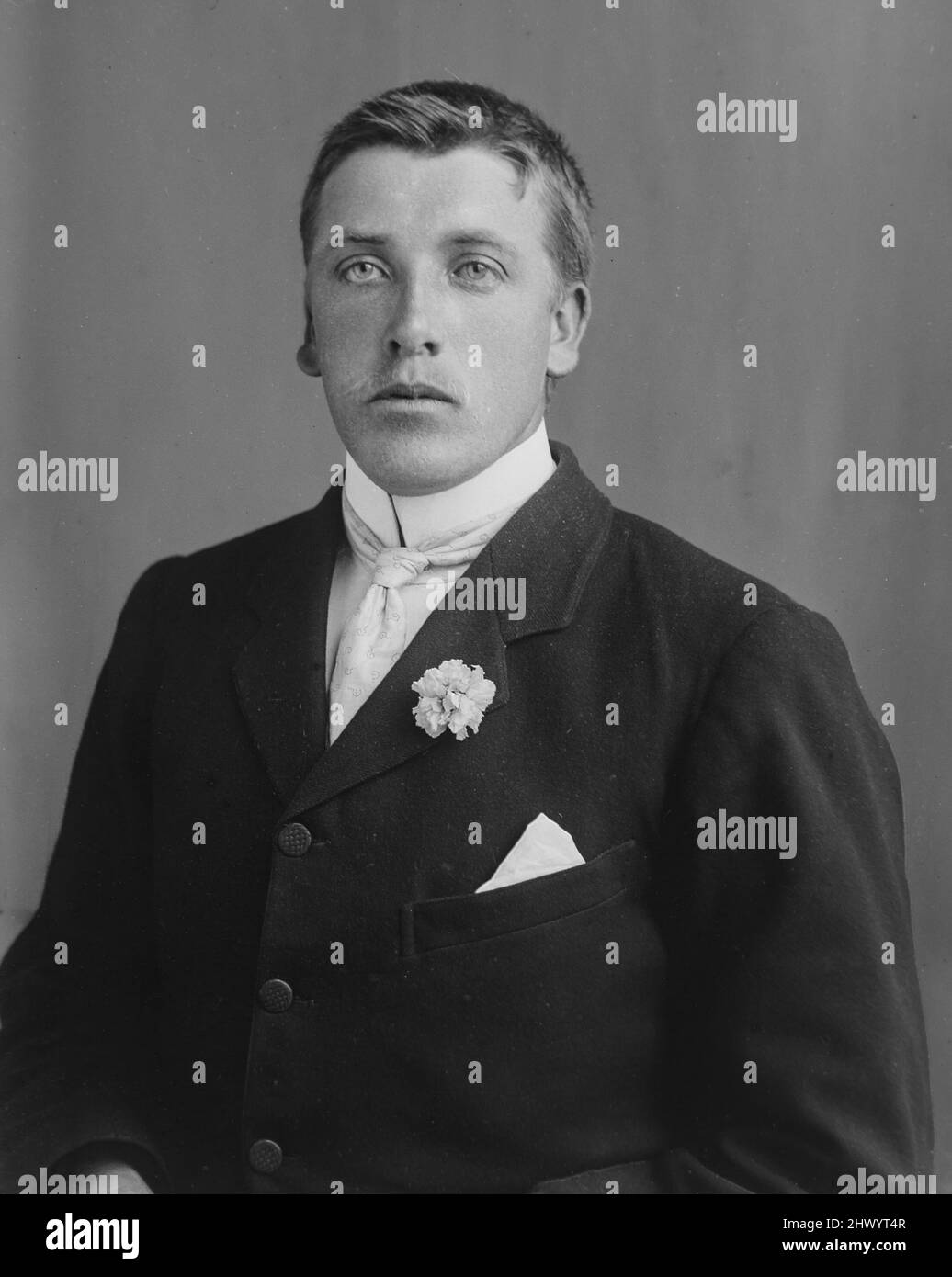 Ritratto ufficiale edoardiano di un uomo in abito scuro. Tratto da una lastra di vetro d'epoca negativa. C1900 – 1910 Foto Stock