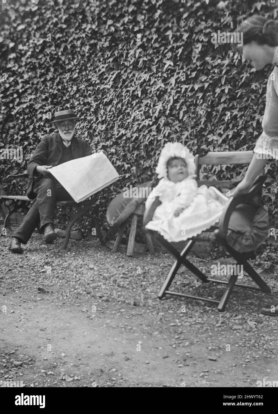 Ritratto informale edoardiano di un bambino fuori, uomo anziano e madre. Tratto da una lastra di vetro d'epoca negativa. C1900 – 1910 Foto Stock