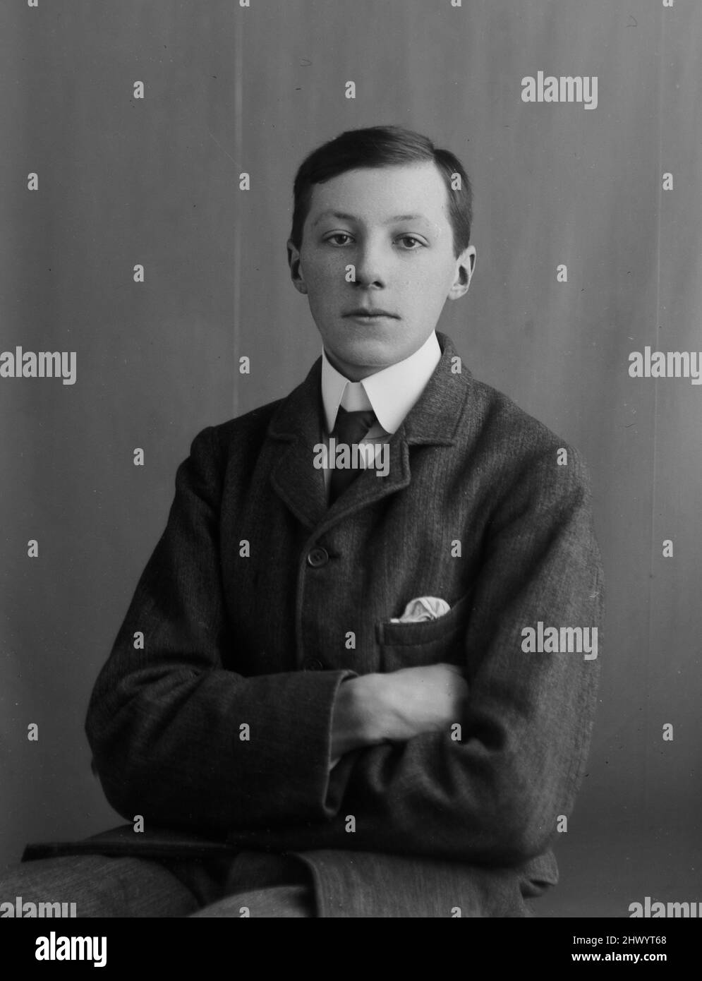 Ritratto ufficiale edoardiano di un giovane uomo in abito scuro. Tratto da una lastra di vetro d'epoca negativa. C1900 – 1910 Foto Stock