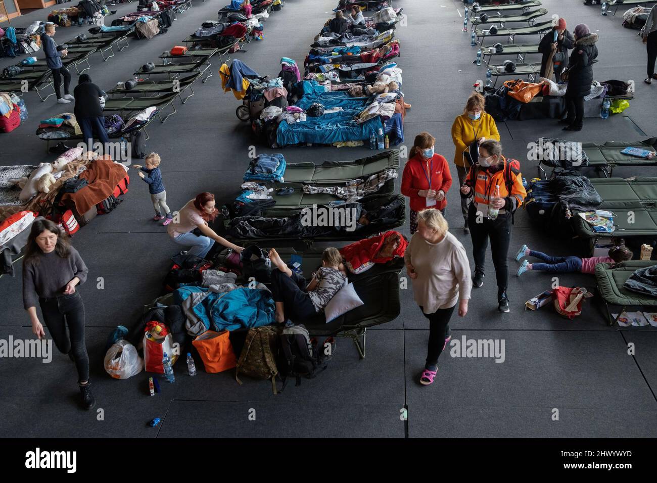 Cracovia, Polonia. 08th Mar 2022. I rifugiati hanno visto camminare intorno ai camping-beds nella sala sportiva del club di Cracovia dove è stato organizzato un alloggio per i rifugiati dall'Ucraina che vengono a Cracovia. (Foto di Wojciech Grabowski/SOPA Images/Sipa USA) Credit: Sipa USA/Alamy Live News Foto Stock