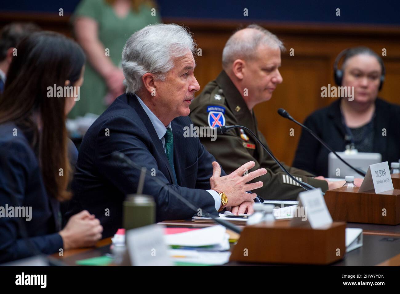 Washington, DC, 8 marzo 2022. William Burns, direttore della Central Intelligence Agency, secondo da destra, appare prima di un'audizione della House Oversight Committee sulle minacce globali nel Rayburn House Office Building a Washington, DC, martedì 8 marzo 2022. Credit: Rod Lammey/CNP /MediaPunch Foto Stock