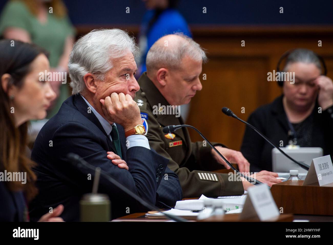 Washington, DC, 8 marzo 2022. William Burns, direttore della Central Intelligence Agency, secondo da destra, appare prima di un'audizione della House Oversight Committee sulle minacce globali nel Rayburn House Office Building a Washington, DC, martedì 8 marzo 2022. Credit: Rod Lammey/CNP /MediaPunch Foto Stock