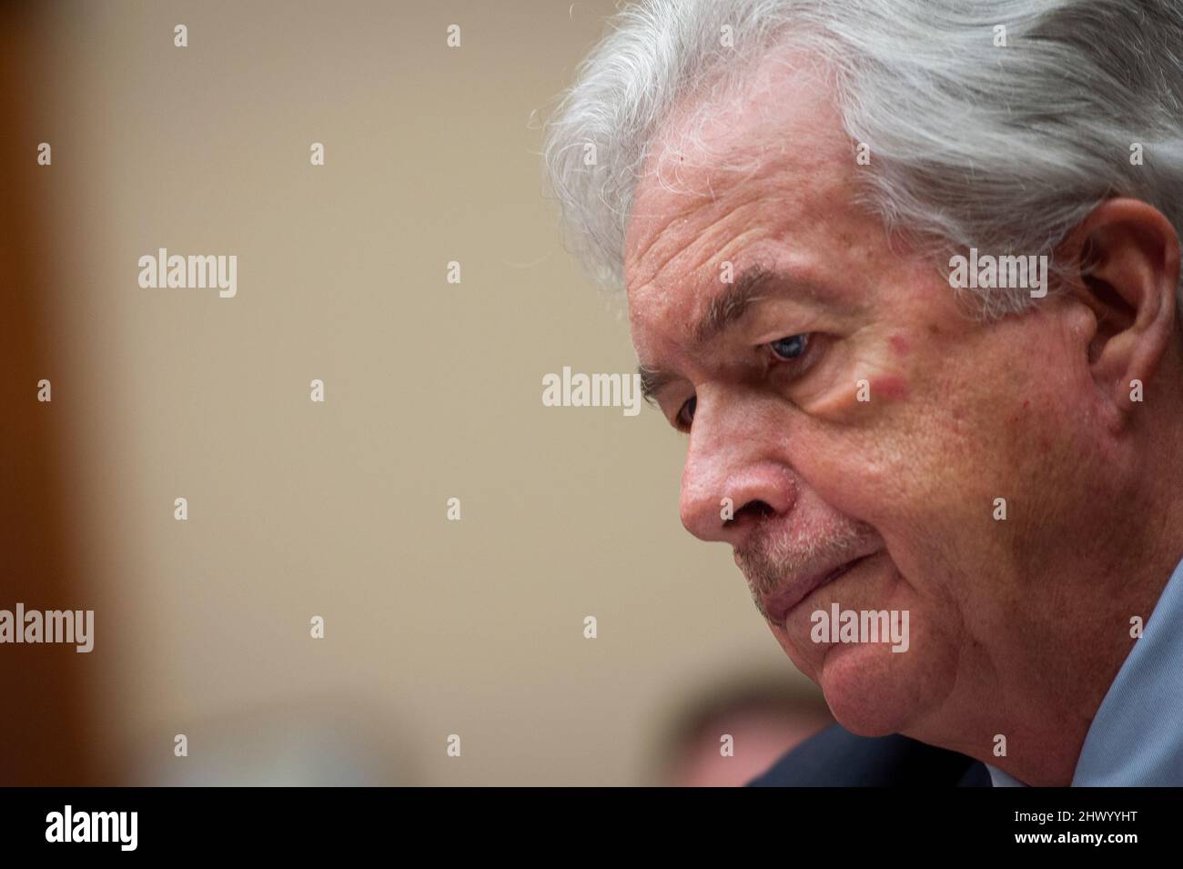 Washington, DC, 8 marzo 2022. William Burns, direttore della Central Intelligence Agency, secondo da destra, appare prima di un'audizione della House Oversight Committee sulle minacce globali nel Rayburn House Office Building a Washington, DC, martedì 8 marzo 2022. Credit: Rod Lammey/CNP /MediaPunch Foto Stock
