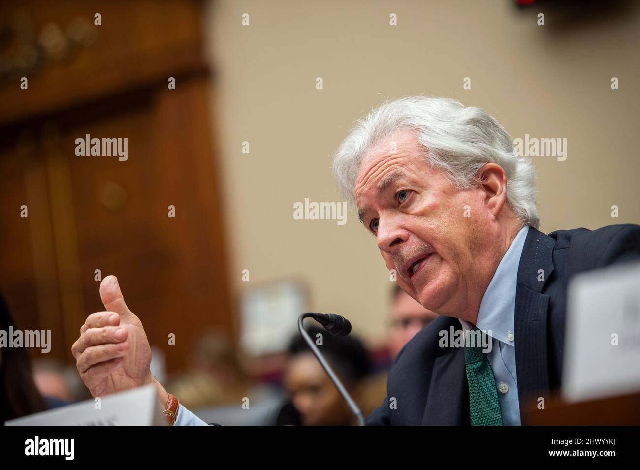 Washington, DC, 8 marzo 2022. William Burns, direttore della Central Intelligence Agency, secondo da destra, appare prima di un'audizione della House Oversight Committee sulle minacce globali nel Rayburn House Office Building a Washington, DC, martedì 8 marzo 2022. Credit: Rod Lammey/CNP /MediaPunch Foto Stock
