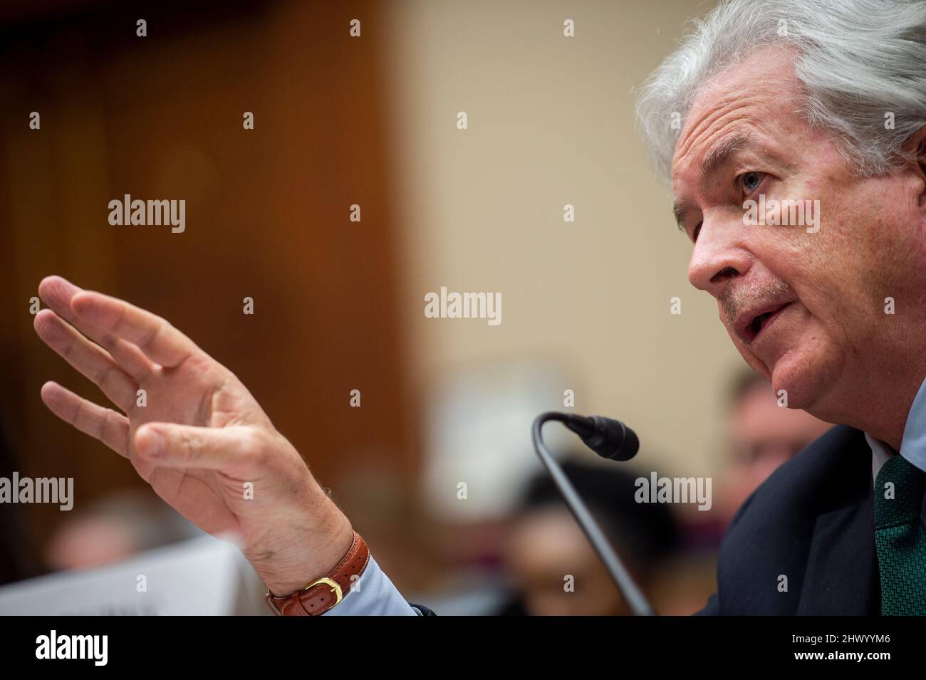 Washington, DC, 8 marzo 2022. William Burns, direttore della Central Intelligence Agency, secondo da destra, appare prima di un'audizione della House Oversight Committee sulle minacce globali nel Rayburn House Office Building a Washington, DC, martedì 8 marzo 2022. Credit: Rod Lammey/CNP /MediaPunch Foto Stock
