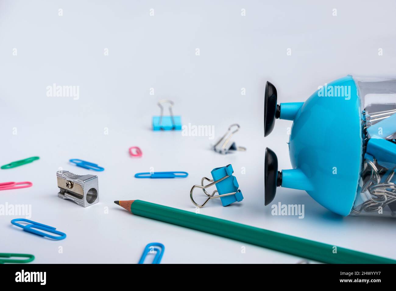 cancelleria, matita e matita affilatrice, e clip di carta su sfondo bianco. Foto Stock
