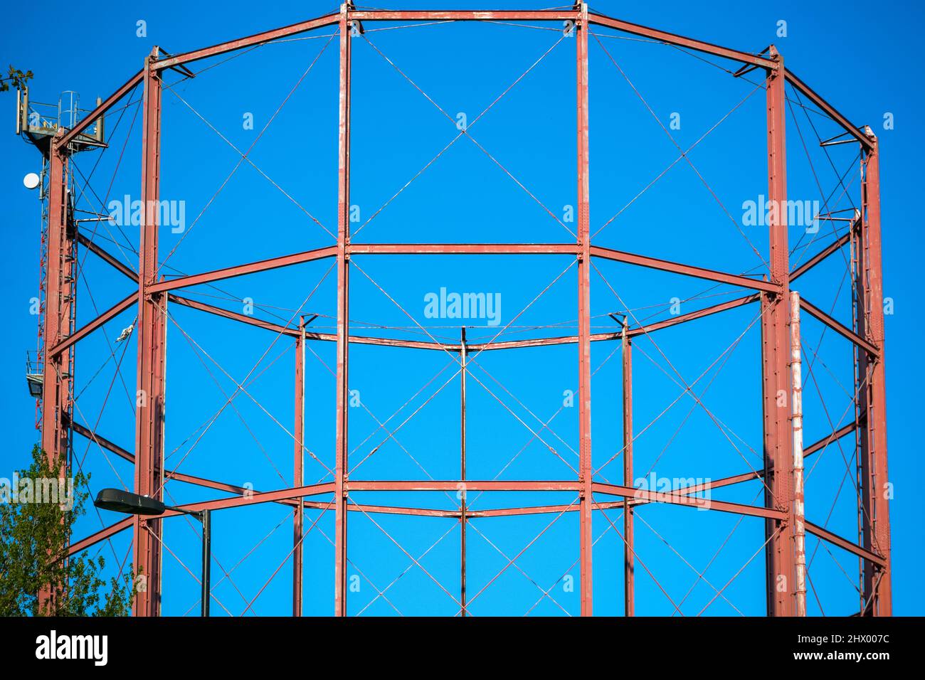 Detentore del gas contro un cielo blu a Rotherhithe, Londra Foto Stock