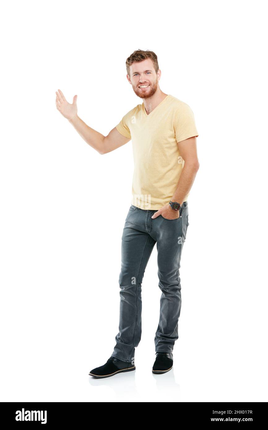 Ciò è copyspace principale sopra qui. Ritratto di studio di un giovane uomo che punta al copyspace vuoto mentre si trova su uno sfondo bianco. Foto Stock